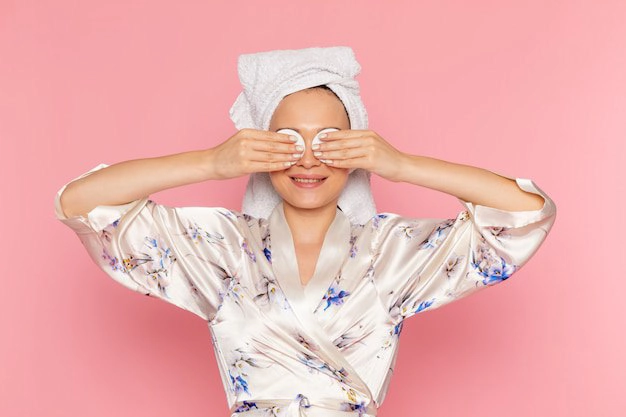 روتین مراقبت از پوست چرب در طول روز