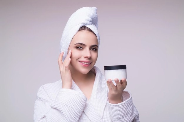 بهترین کرم‌های آبرسان خارجی 2025| مقایسه10مدل محبوب با قیمت