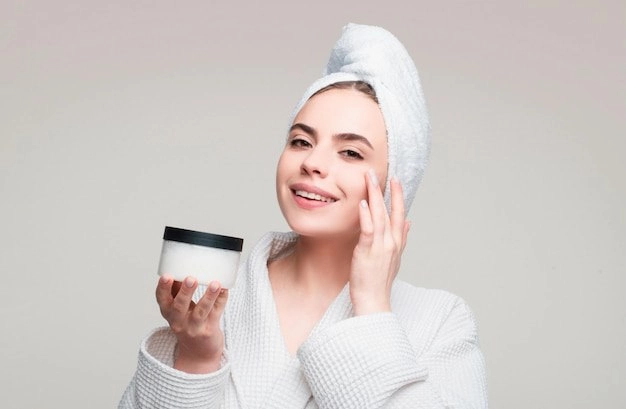 بهترین کرم‌های آبرسان خارجی 2025| مقایسه10مدل محبوب با قیمت