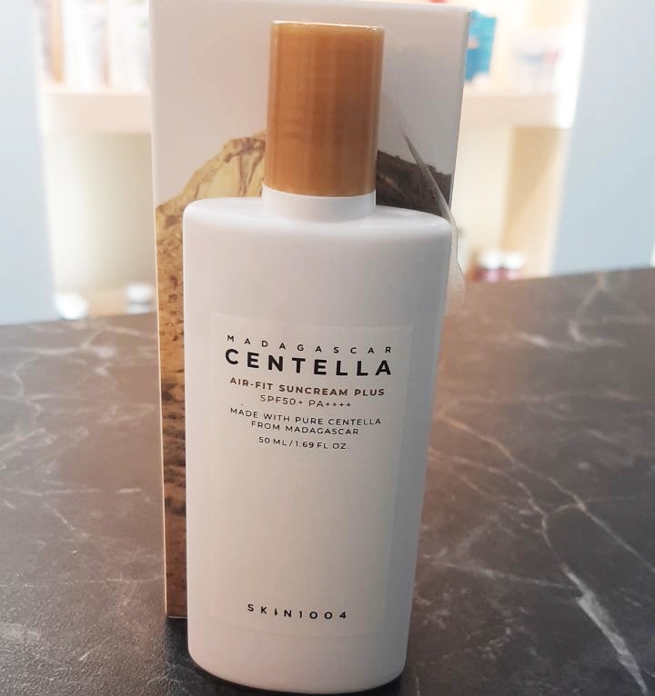 ضد آفتاب سنتلا ماداگاسکار مدل ایر فیت اسکین 1004 حجم 50میل ضد آفتاب سنتلا ماداگاسکار مدل ایر فیت اسکین 1004 حجم 50میل